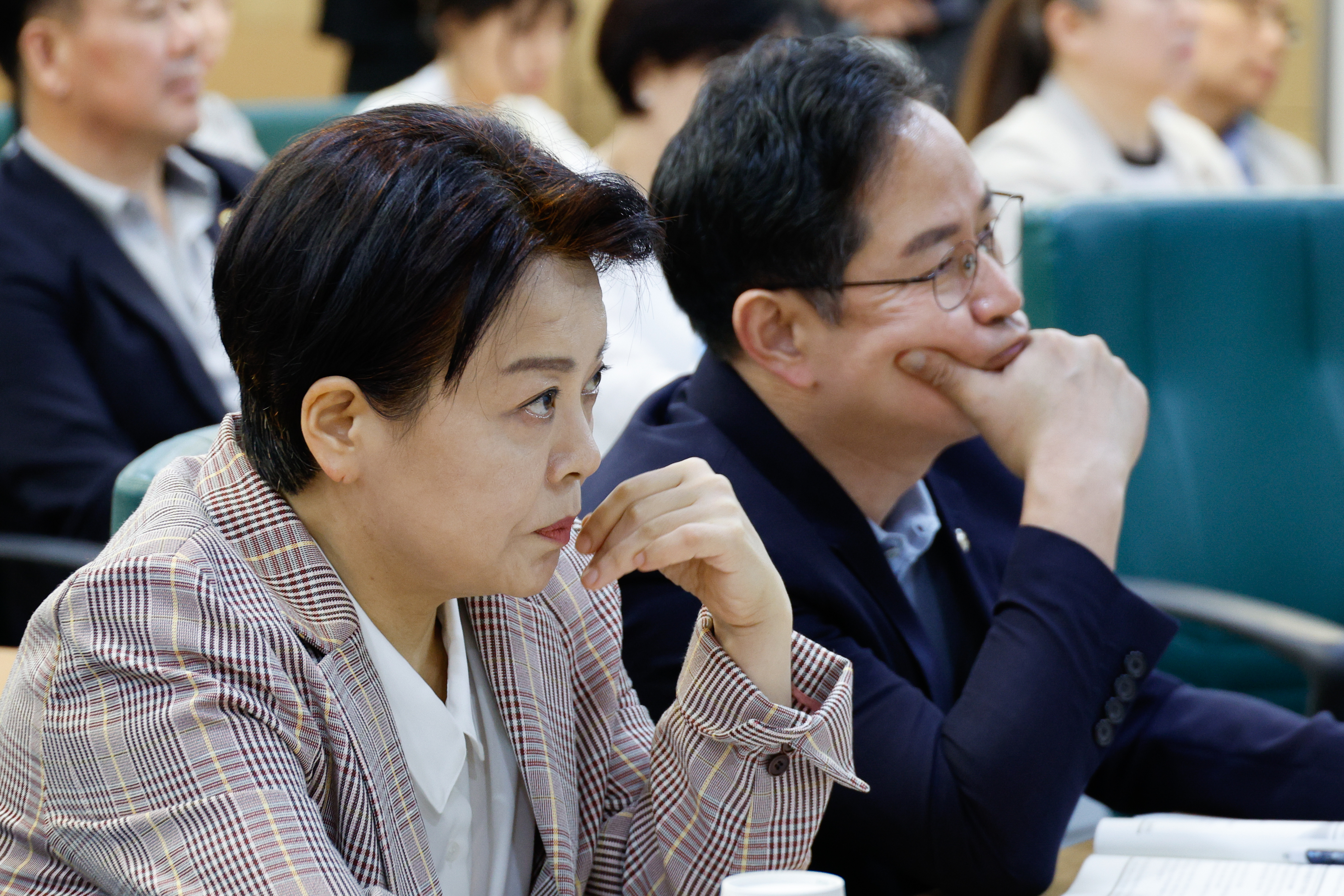 여당 연금개혁특위위원장인 박수영(오른쪽) 의원과 토론회 좌장을 맡은 윤희숙 전 국민의힘 의원이 26일 서울 여의도 국회의원회관에서 열린 ‘국민연금의 구조적 문제, 어떻게 해결할 것인가?’ 토론회에 참석해있다. 뉴스1