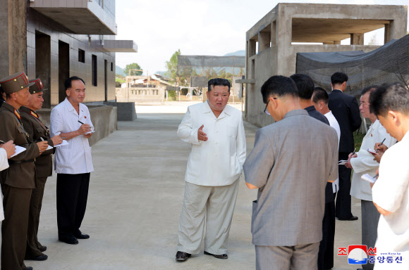 김정은 북한 국무위원장이 지난 24일과 25일 지방공업공장 건설장들을 시찰했다고 조선중앙통신이 26일 보도했다. 2024.8.26 평양 조선중앙통신=연합뉴스