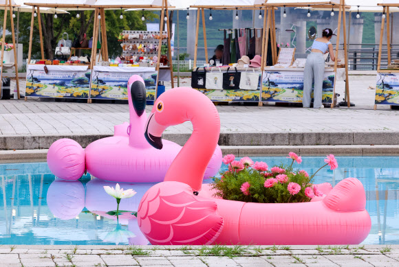 수상정원으로 변신한 뚝섬한강공원 수영장