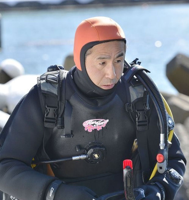 동일본대지진 때 쓰나미에 휩쓸려 실종된 아내를 찾기 위해 잠수사 자격을 취득한 다카마쓰 야스오의 2014년 모습. 교도=연합뉴스