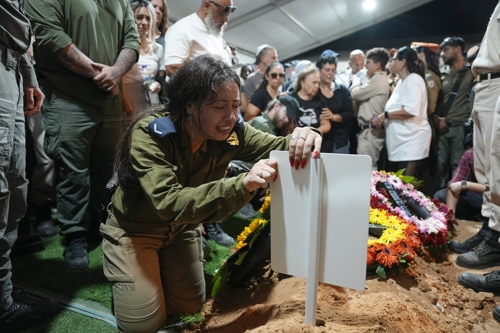 25일 헤즈볼라 공격으로 사망한 이스라엘 군인 데이비드 모셰 벤 시트릿 하사관의 누이 호다야가 예루살렘의 헤르즐 산 군인 묘지에서 장례식을 치르며 흐느끼고 있다. 예루살렘  AP 연합뉴스