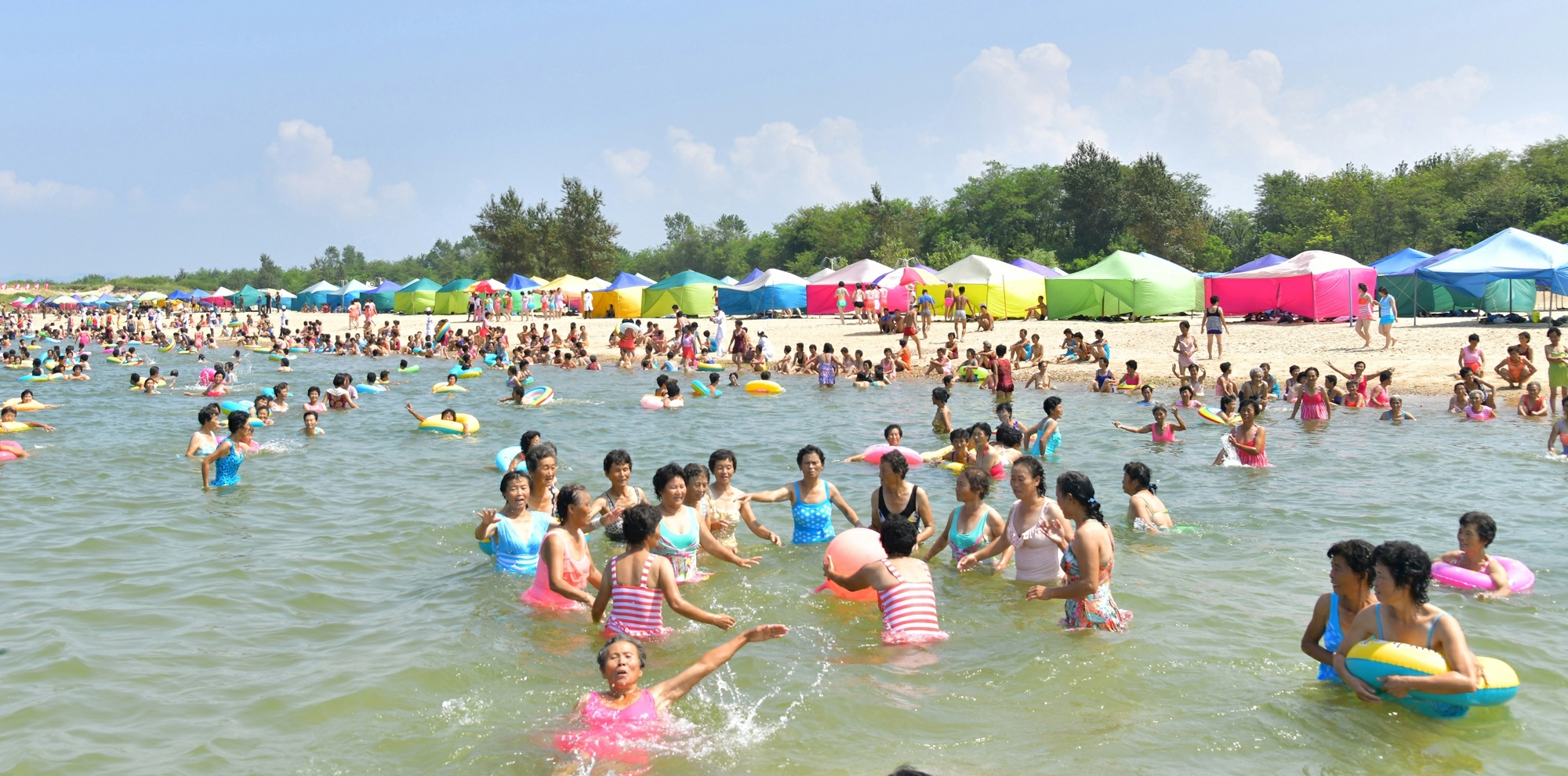 북한 노동당 기관지 노동신문은 27일 “수해지역 주민들과 학생들이 평양체류의 나날을 기쁨과 즐거움 속에 유쾌히 보내고 있다”라면서 이들이 용수포해수욕장·자연박물관·중앙동물원 등을 방문했다고 보도했다. 2024.8.27 평양 노동신문·뉴스1