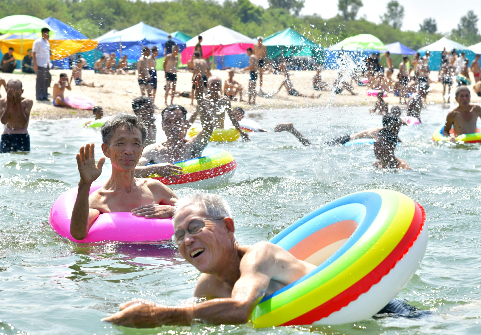 북한 노동당 기관지 노동신문은 27일 “수해지역 주민들과 학생들이 평양체류의 나날을 기쁨과 즐거움 속에 유쾌히 보내고 있다”라면서 이들이 용수포해수욕장·자연박물관·중앙동물원 등을 방문했다고 보도했다. 2024.8.27 평양 노동신문·뉴스1