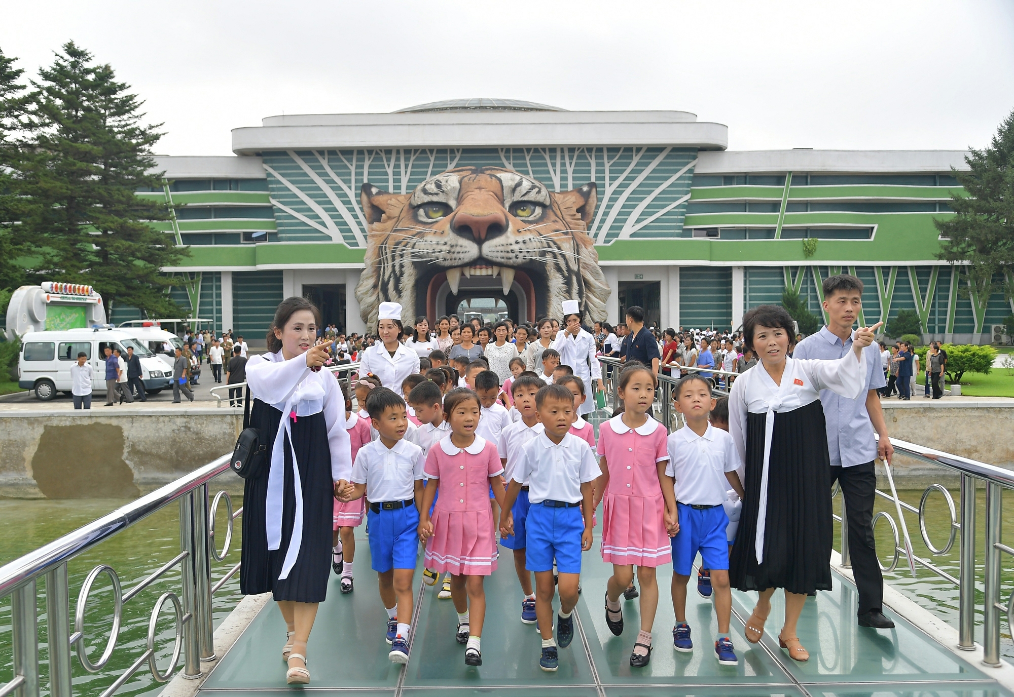 북한 노동당 기관지 노동신문은 27일 “수해지역 주민들과 학생들이 평양체류의 나날을 기쁨과 즐거움 속에 유쾌히 보내고 있다”라면서 이들이 용수포해수욕장·자연박물관·중앙동물원 등을 방문했다고 보도했다. 2024.8.27 평양 노동신문·뉴스1