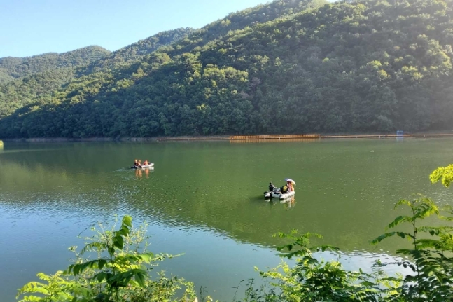 지난 27일 오후 2시 43분쯤 강원 홍천군 북방면 성동리 대룡저수지에서 관광용 부교 건설 작업에 나섰던 40대 형제가 저수지에 빠졌다.
강원소방본부 제공