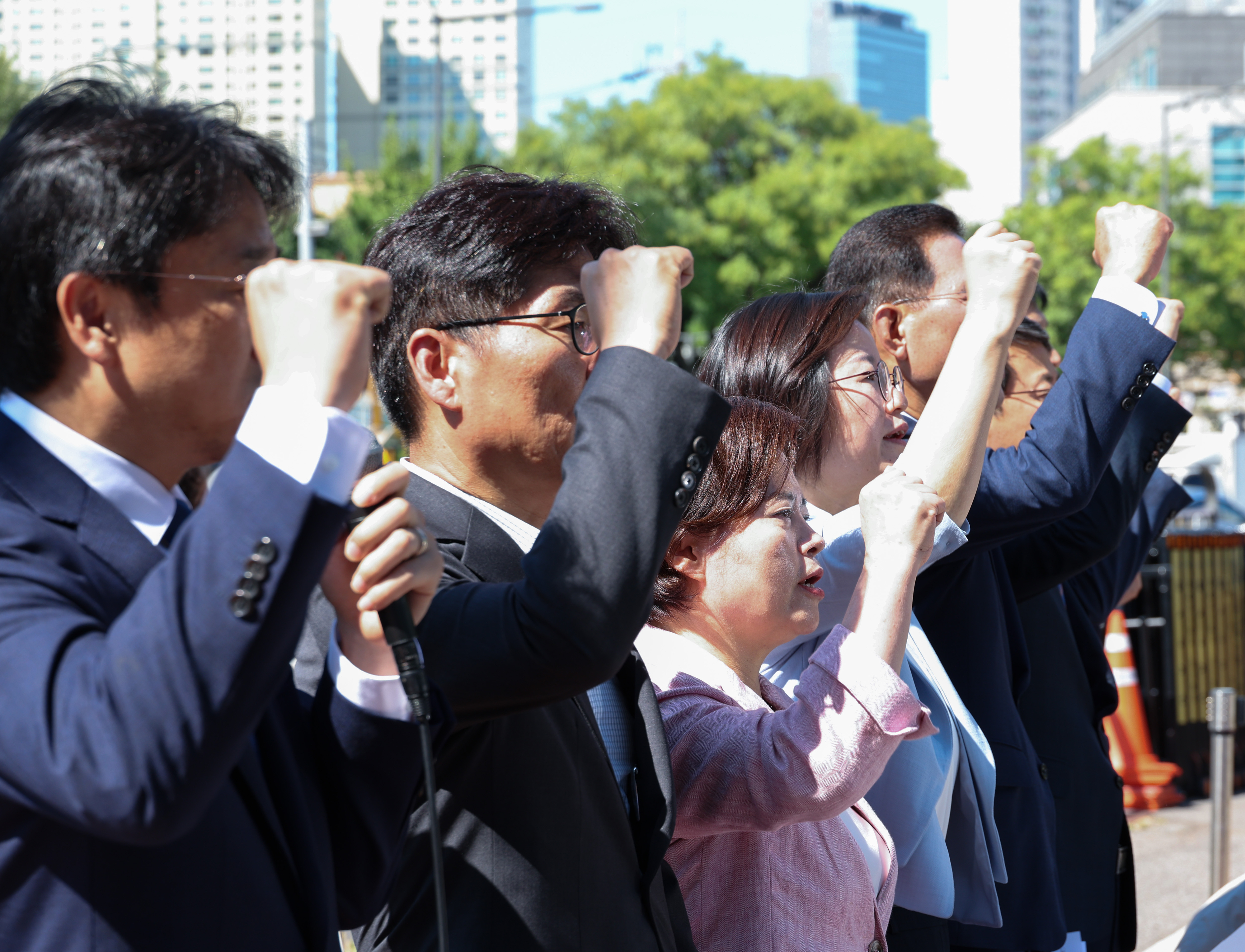 더불어민주당, 조국혁신당, 진보당, 개혁신당, 기본소득당, 사회민주당, 새로운 미래 의원들이 28일 서울 용산 대통령실 앞에서 윤석열 대통령에게 김문수 노동부 장관 후보자에 대한 지명 철회를 요구하고 있다. 연합뉴스