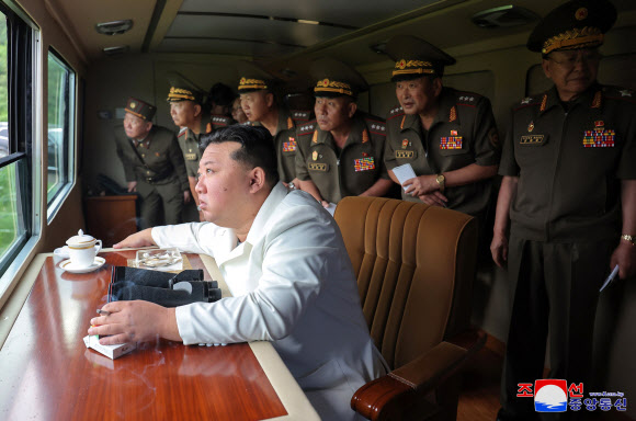 김정은 북한 국무위원장이 지난 27일 제2경제위원회 산하 국방공업기업소들이 생산한 240㎜ 방사포무기체계의 검수시험사격을 참관했다고 조선중앙통신이 28일 보도했다. 2024.8.28. 평양 조선중앙통신 연합뉴스