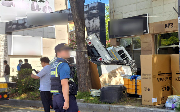 28일 오전 10시 40분께 광주 북구 오치동 한 사거리에서 1t 트럭이 상가 건물로 돌진해 있다. 경찰은 운전자 조작 미숙으로 인한 사고로 보고 정확한 사고 경위를 조사 중이다. 2024.8.28  연합뉴스