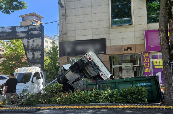 28일 오전 10시 40분께 광주 북구 오치동 한 사거리에서 1t 트럭이 상가 건물로 돌진해 있다. 경찰은 운전자 조작 미숙으로 인한 사고로 보고 정확한 사고 경위를 조사 중이다. 2024.8.28  연합뉴스