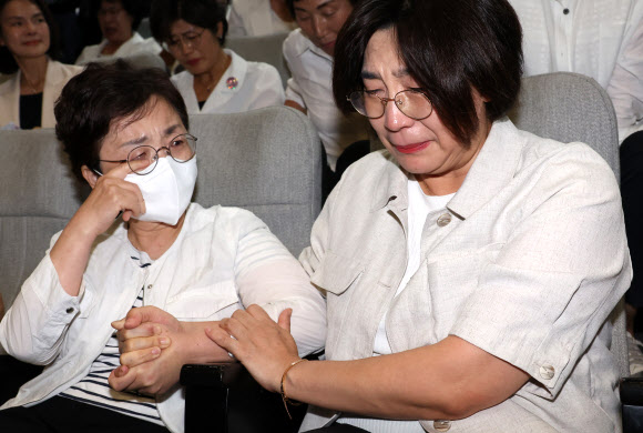 28일 국회 본회의에서 간호법이 통과되자 방청하던 전현직 간호사들이 기쁨의 눈물을 흘리고 있다. 2024.8.28. 연합뉴스