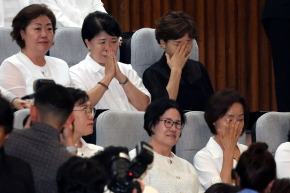 대한간호협회 소속 간호사들이 28일 오후 국회 본회의에서 간호법이 통과되자 기뻐하고 있다. 2024.8.28. 연합뉴스