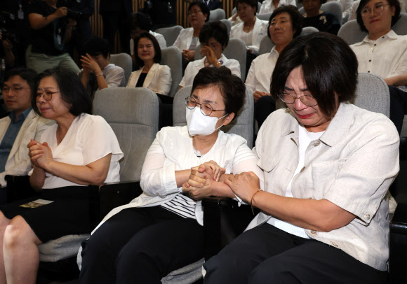 28일 국회 본회의에서 간호법이 통과되자 방청하던 전현직 간호사들이 기쁨의 눈물을 흘리고 있다. 2024.8.28. 연합뉴스