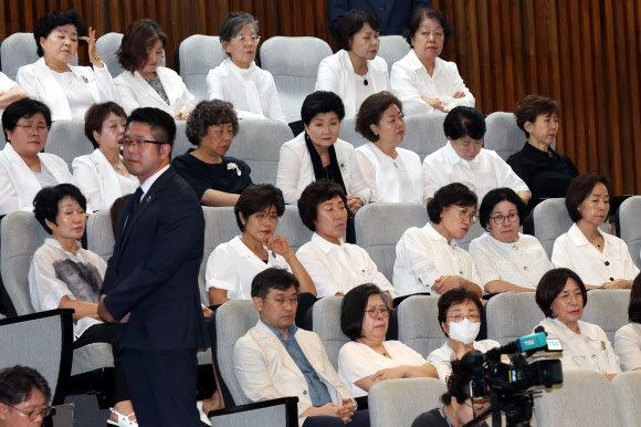 대한간호협회 소속 간호사와 관계자들이 28일 오후 간호법 처리가 예정된 국회 본회의를 지켜보고 있다. 2024.8.28. 연합뉴스