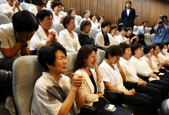 대한간호협회 소속 간호사들이 28일 오후 국회 본회의에서 간호법이 통과되자 기뻐하고 있다. 2024.8.28. 연합뉴스