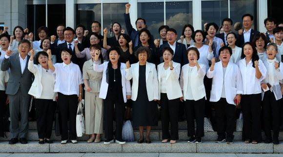 대한간호협회 소속 간호사들이 28일 오후 국회 본회의에서 간호법이 통과된 뒤 의원들과 함께 기념촬영을 하고 있다. 2024.8.28. 연합뉴스