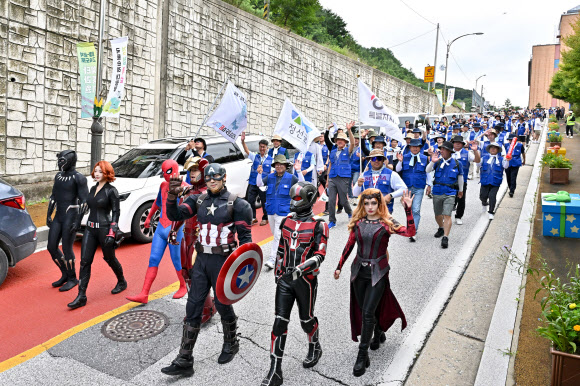 28일 강원 정선에서 영월∼삼척 고속도로 예비타당성 통과를 기원하는 국토 순례 대장정이 열려 최승준 군수를 비롯한 군 관계자들과 군민들, 강원랜드 및 하이원스포츠팀 관계자들이 거리 행진을 하고 있다. 2024.8.28  정선군 제공
