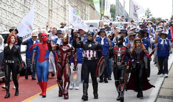 28일 강원 정선군 고한읍사무소 앞에서 열린 ‘영월∼삼척 고속도로 예비 타당성 조사 통과 기원 국토순례 대장정’ 행사에서 주민 등이 어벤져스 복장 차림으로 행진하며 정부 차원의 관심을 촉구하고 있다. 2024.8.28  강원도 제공