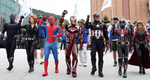 28일 강원 정선군 고한읍사무소 앞에서 열린 ‘영월∼삼척 고속도로 예비 타당성 조사 통과 기원 국토순례 대장정’ 행사에서 주민 등이 어벤져스 복장 차림으로 행진하며 정부 차원의 관심을 촉구하고 있다. 2024.8.28  강원도 제공