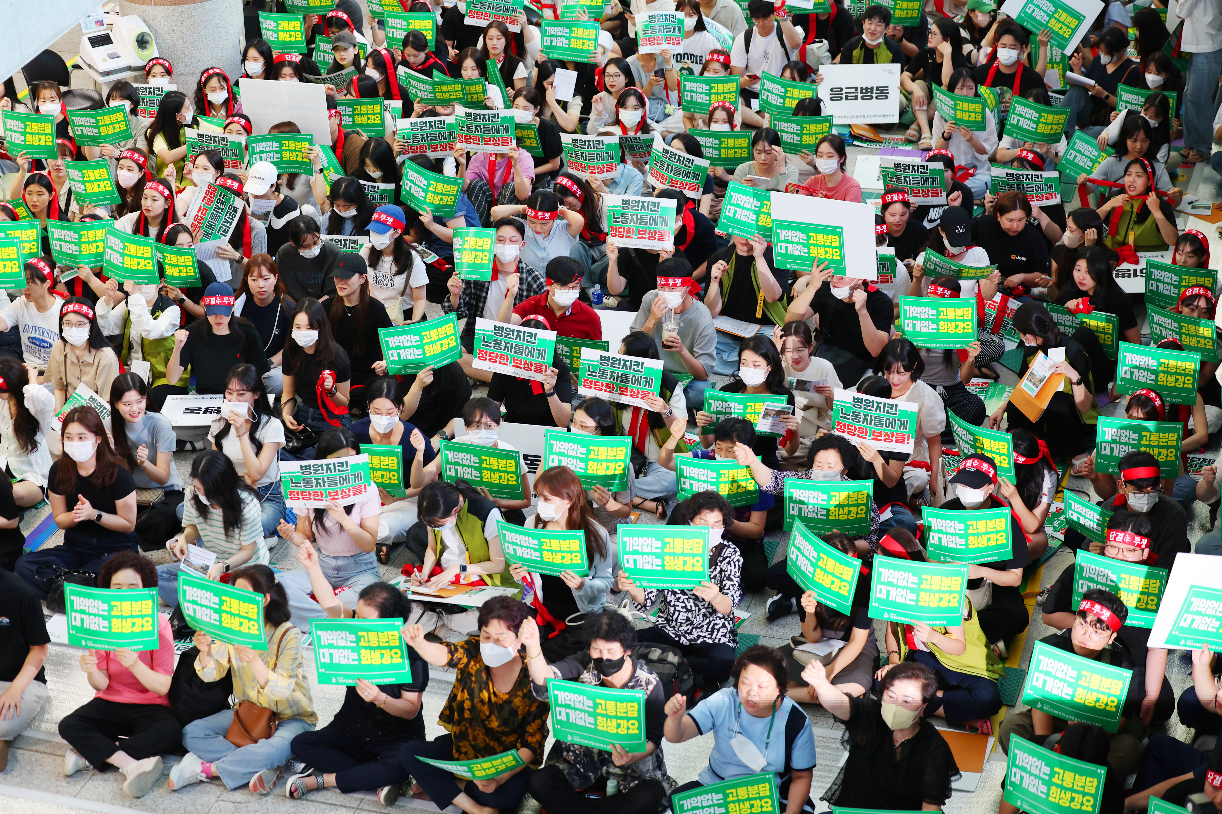 지난 28일 광주 동구 조선대병원 로비에서 전국보건의료산업노동조합 광주·전남본부 조선대병원지부 조합원들이 총파업 보고 대회를 하고 있다. 2024.8.28 연합뉴스