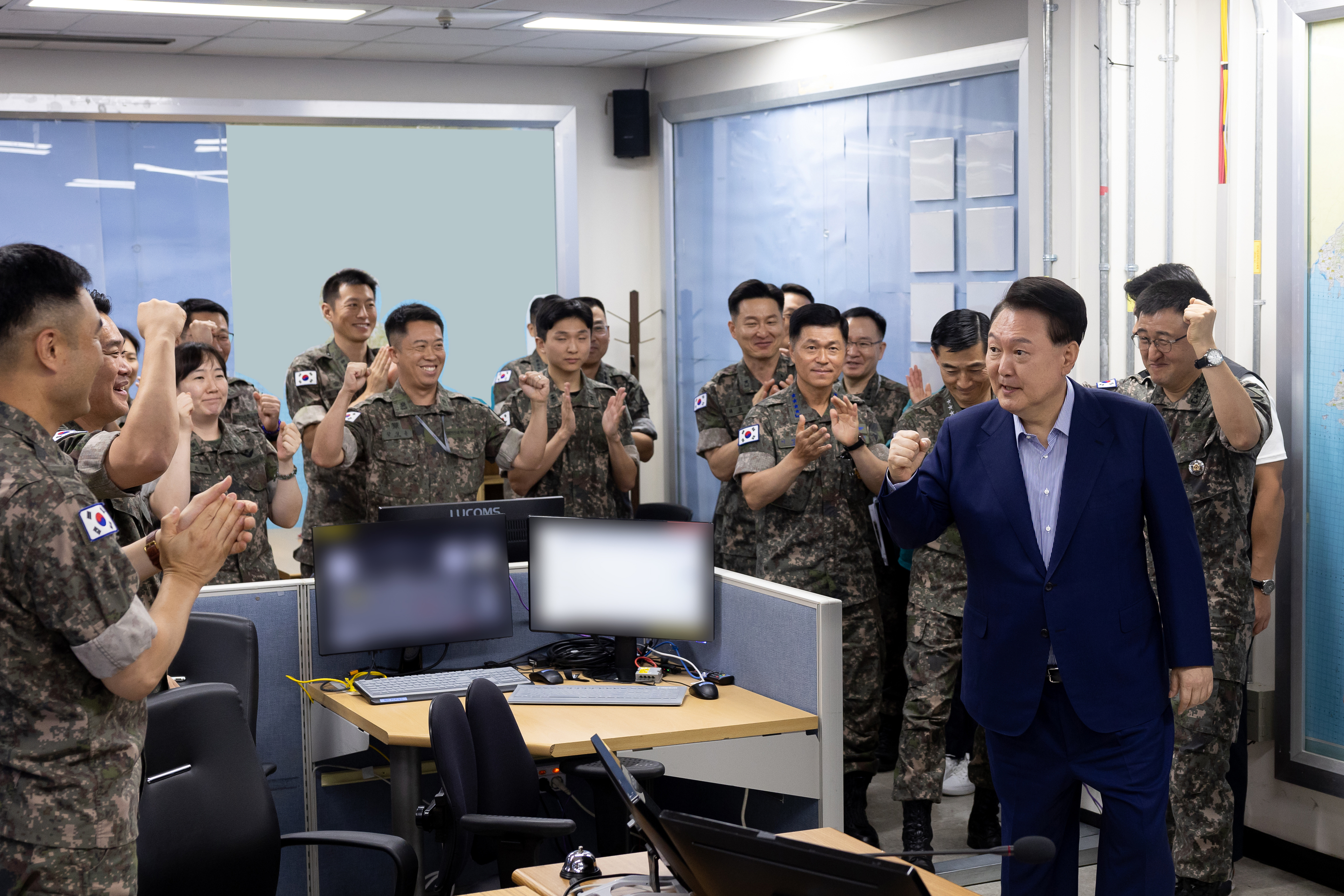 윤석열 대통령이 여름휴가 마지막 날인 지난 9일 충남 계룡대 전투통제실을 방문해 장병들을 격려하고 있다. 윤 대통령은 “휴가를 군과 함께 보내는 것이 나에겐 진짜 휴가”라고 말했다. 대통령실 제공