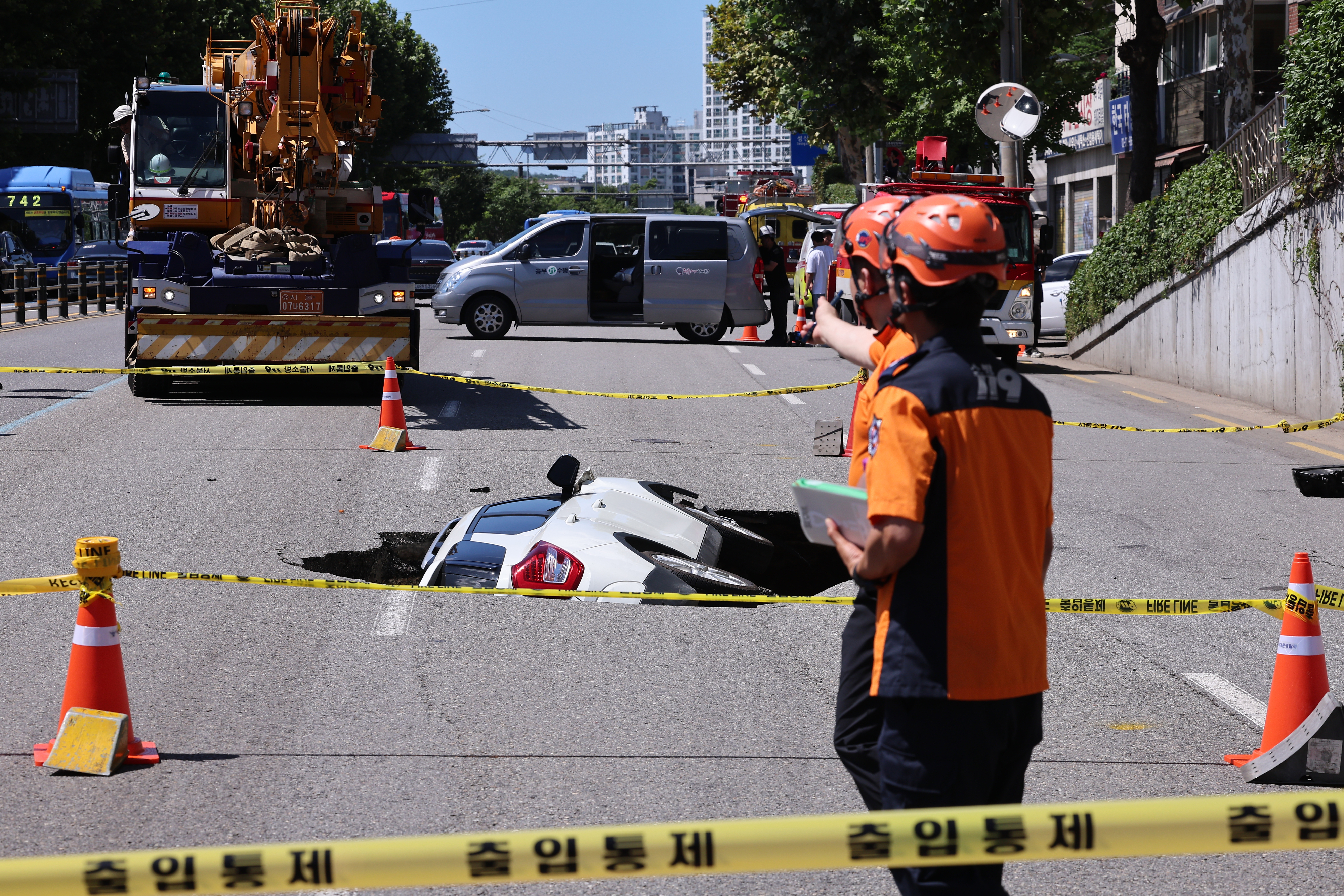 29일 오전 서울 서대문구 연희동 성산로에서 땅 꺼짐 사고로 승용차가 빠져 있다.      이 사고로 승용차 탑승자들이 병원으로 후송됐다. 2024.8.29 연합뉴스