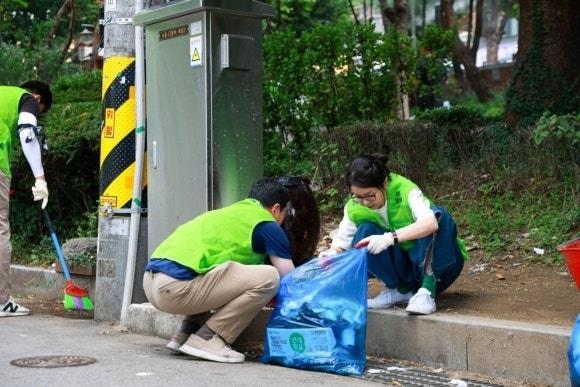 청소하는 김건희 여사. 행복나눔봉사회 제공