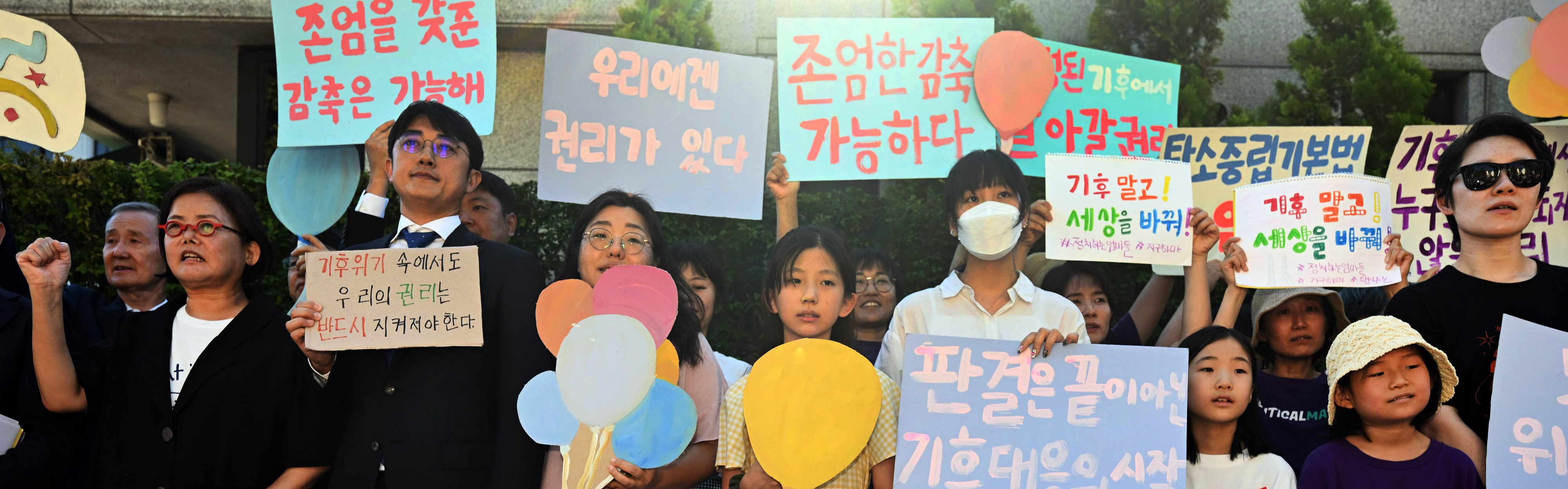 국가가 2031년부터 2049년까지의 국가 온실가스 감축 목표를 세워 두지 않은 현행법(탄소중립기본법)이 헌법에 불합치한다는 헌법재판소 결정이 나온 29일 서울 종로구 헌법재판소 앞에서 청소년기후소송·시민기후소송·아기기후소송·탄소중립기본계획소송 관계자들이 공동 기자회견을 진행하고 있다. 도준석 전문기자