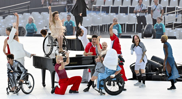 28일(현지시간) 프랑스 파리 콩코드 광장에서 열린 2024 파리 패럴림픽 개막식에서 축하 공연이 진행되고 있다. 2024.8.29  사진공동취재단