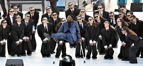 28일(현지시간) 프랑스 파리 콩코드 광장에서 열린 2024 파리 패럴림픽 개막식에서 축하 공연이 진행되고 있다. 2024.8.29  사진공동취재단