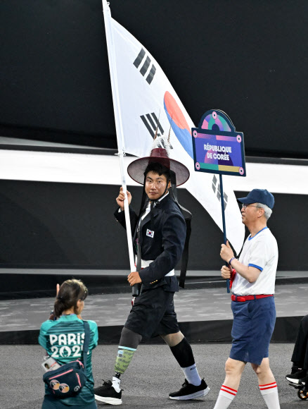 28일(현지시간) 프랑스 파리 콩코드 광장에서 열린 2024 파리 패럴림픽 개막식에서 기수 최용범(카누)을 선두로 대한민국 선수단이 입장하고 있다. 2024.8.29  사진공동취재단