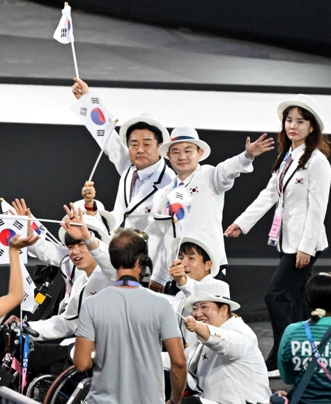28일(현지시간) 프랑스 파리 콩코드 광장에서 열린 2024 파리 패럴림픽 개막식에서 배동현 선수단장을 비롯한 대한민국 선수단이 입장하고 있다. 2024.8.29  사진공동취재단