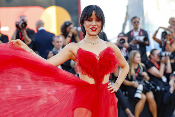 영화배우 제나 오르테가가 28일(현지시간) 이탈리아 베네치아에서 열린 ‘제81회 베네치아국제영화제’ 개막식 겸 영화 ‘비틀주스 비틀주스’ 시사회 레드카펫에 참석해 포즈를 취하고 있다. EPA 연합뉴스