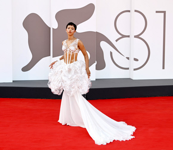 영화배우 테일러 러셀이 28일(현지시간) 이탈리아 베네치아에서 열린 ‘제81회 베네치아국제영화제’ 개막식 겸 영화 ‘비틀주스 비틀주스’ 시사회 레드카펫에 참석해 포즈를 취하고 있다. UPI 연합뉴스