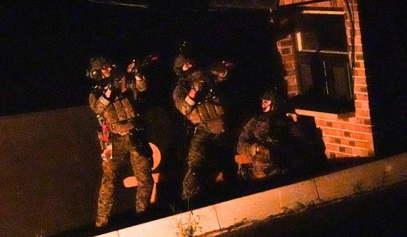 육군특수전사령부가 지난 24일부터 5일간 ‘24 UFS/TIGER의 일환으로 공군 공정통제사(CCT) 및 미국 2전투항공여단 등과 경기 광주시 특수전학교 훈련장에서 연합·합동 특수타격 훈련을 실시했다고 29일 밝혔다. 사진은 연합?합동 특수타격 훈련에서 특전사 장병들이 핵심 시설을 타격하는 모습. 2024.8.29  육군 제공