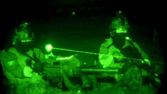 육군특수전사령부가 지난 24일부터 5일간 ‘24 UFS/TIGER의 일환으로 공군 공정통제사(CCT) 및 미국 2전투항공여단 등과 경기 광주시 특수전학교 훈련장에서 연합·합동 특수타격 훈련을 실시했다고 29일 밝혔다. 사진은 연합?합동 특수타격 훈련에서 특전사 장병들이 핵심 시설을 타격하는 모습. 2024.8.29  육군 제공