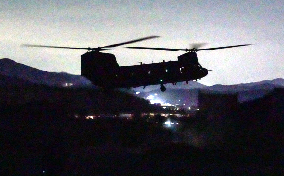 육군특수전사령부가 지난 24일부터 5일간 ‘24 UFS/TIGER의 일환으로 공군 공정통제사(CCT) 및 미국 2전투항공여단 등과 경기 광주시 특수전학교 훈련장에서 연합·합동 특수타격 훈련을 실시했다고 29일 밝혔다. 사진은 연합?합동 특수타격 훈련에서 핵심 시설을 타격한 장병들이 한미 연합 항공 전력을 이용해 작전지역을 이탈하는 모습. 2024.8.29  육군 제공