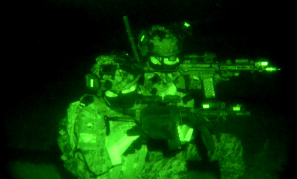 육군특수전사령부가 지난 24일부터 5일간 ‘24 UFS/TIGER의 일환으로 공군 공정통제사(CCT) 및 미국 2전투항공여단 등과 경기 광주시 특수전학교 훈련장에서 연합·합동 특수타격 훈련을 실시했다고 29일 밝혔다. 사진은 연합?합동 특수타격 훈련에서 특전사 장병들이 핵심 시설을 타격하는 모습. 2024.8.29  육군 제공