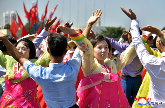 북한, 청년절 경축 무도회 개최