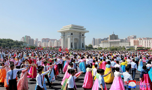 북한, 청년절 경축 무도회 개최
