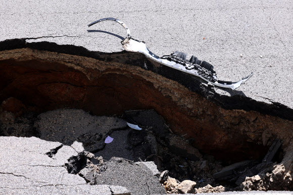 29일 오전 서울 서대문구 연희동 성산로에서 발생한 땅 꺼짐(싱크홀) 현상 현장에 사고 차량 잔해가 남아있다. 이 사고로 승용차 탑승자 2명이 병원으로 후송됐다. 2024.8.29  연합뉴스