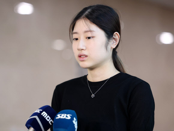 ‘자격 정지 재심의 출석’ 발언하는 피겨 이해인