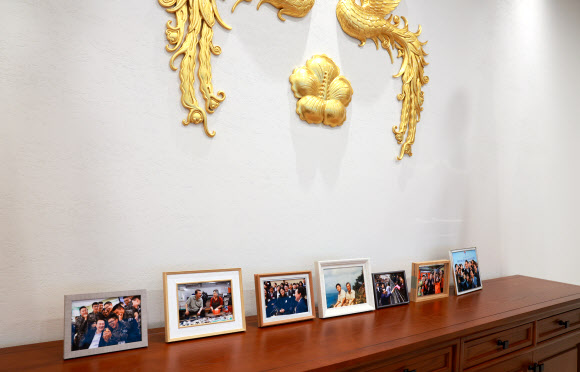 윤석열 대통령 집무공간에 비치된 국정 행보 관련 사진 액자들