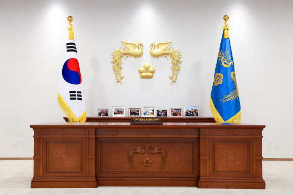 윤석열 대통령 집무공간에 비치된 국정 행보 관련 사진 액자들