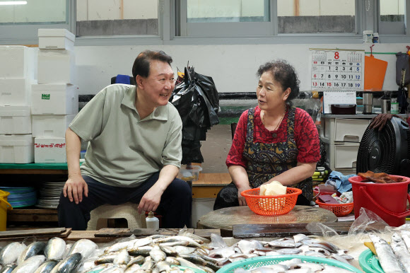 거제 재래시장 찾은 윤석열 대통령