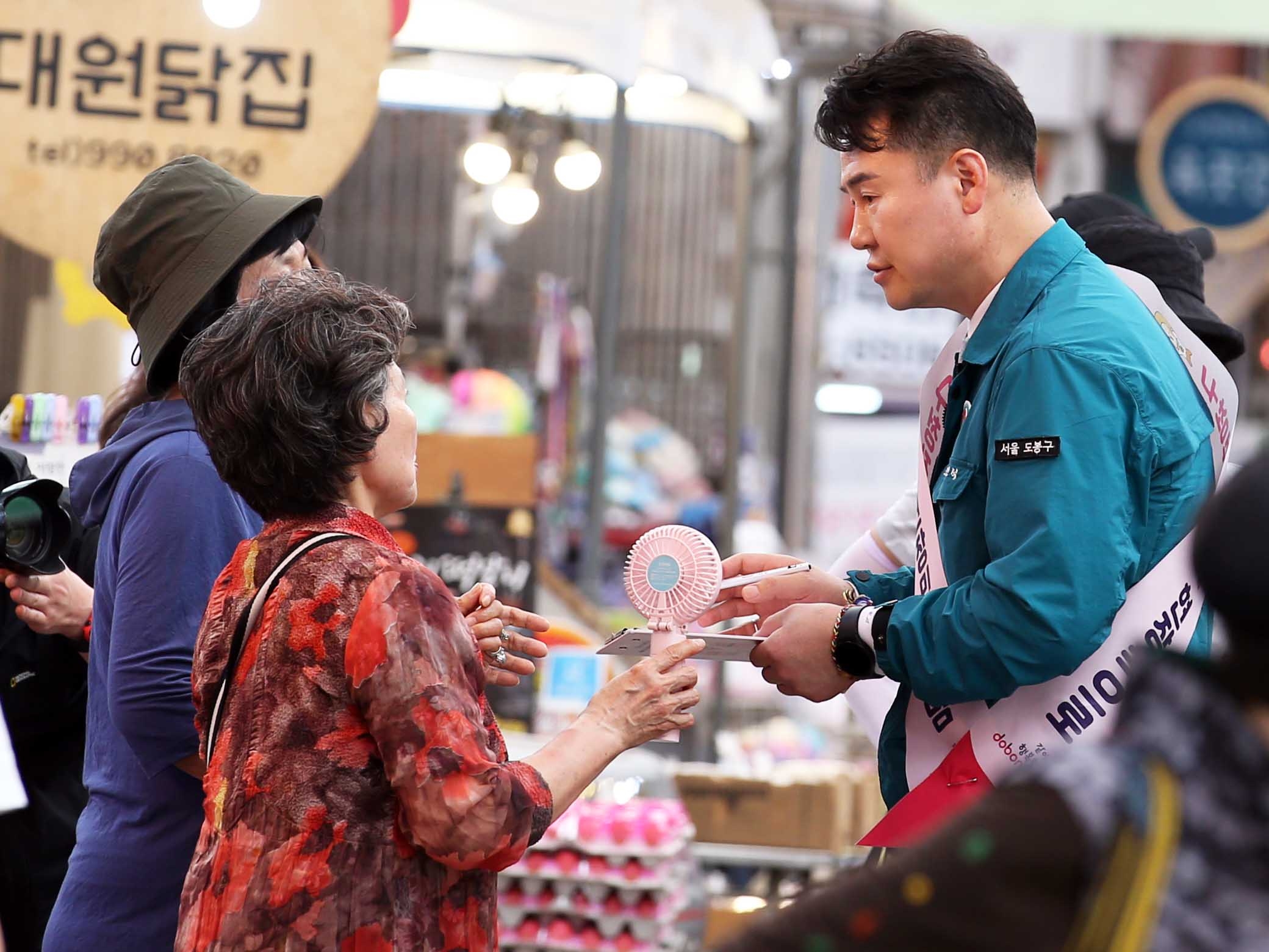 오언석(오른쪽) 서울 도봉구청장이 구민들과 대화하고 있다. 도봉구 제공