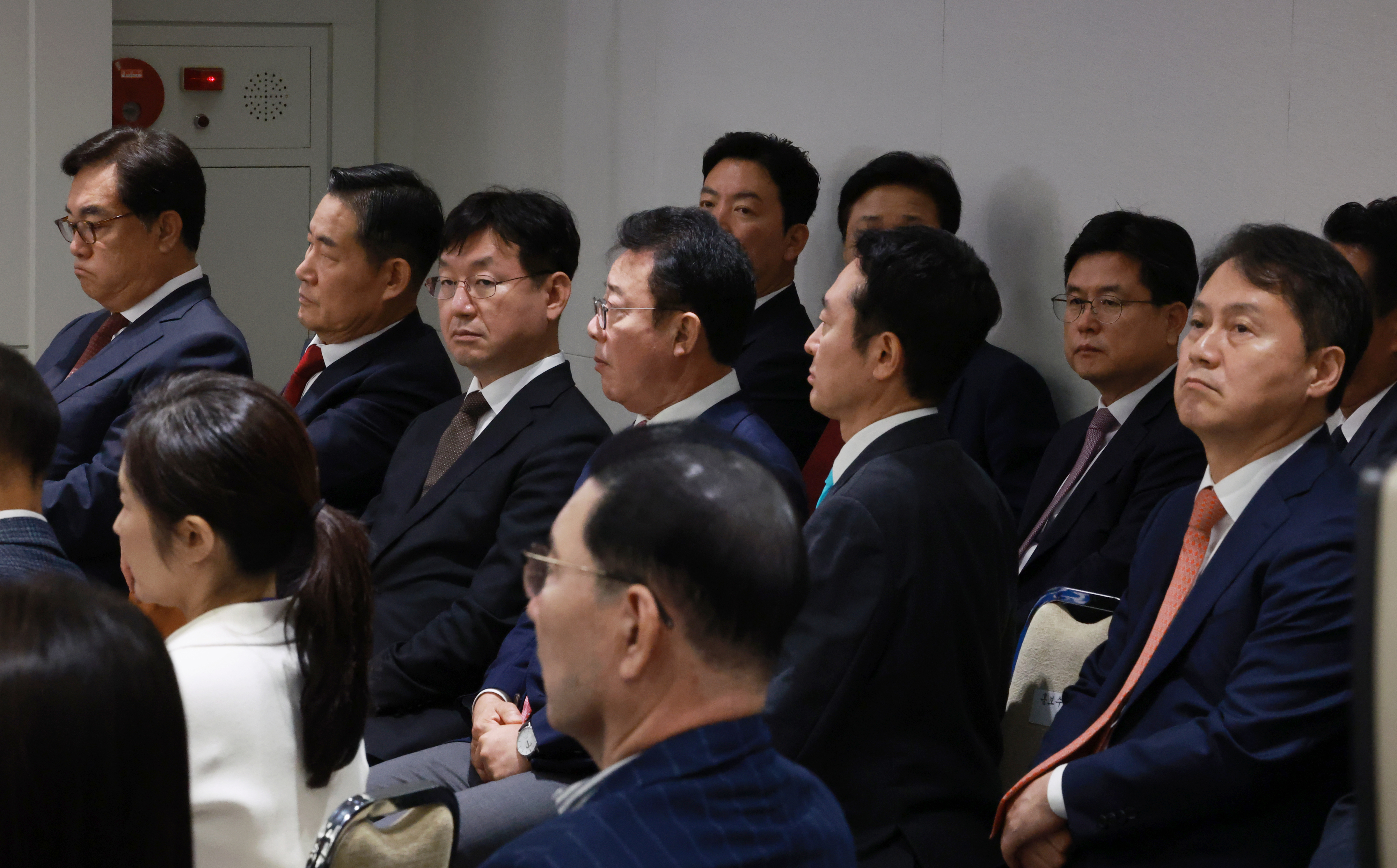 29일 오전 서울 용산 대통령실 청사 브리핑실에서 열린 윤석열 대통령의 ‘국정브리핑 및 기자회견’에 정진석 대통령 비서실장 등 참모진이 배석해 있다. 앞줄 왼쪽부터 정진석 대통령 비서실장, 신원식 국가안보실장, 성태윤 정책실장, 홍철호 정무수석, 이도운 홍보수석, 김주현 민정수석.