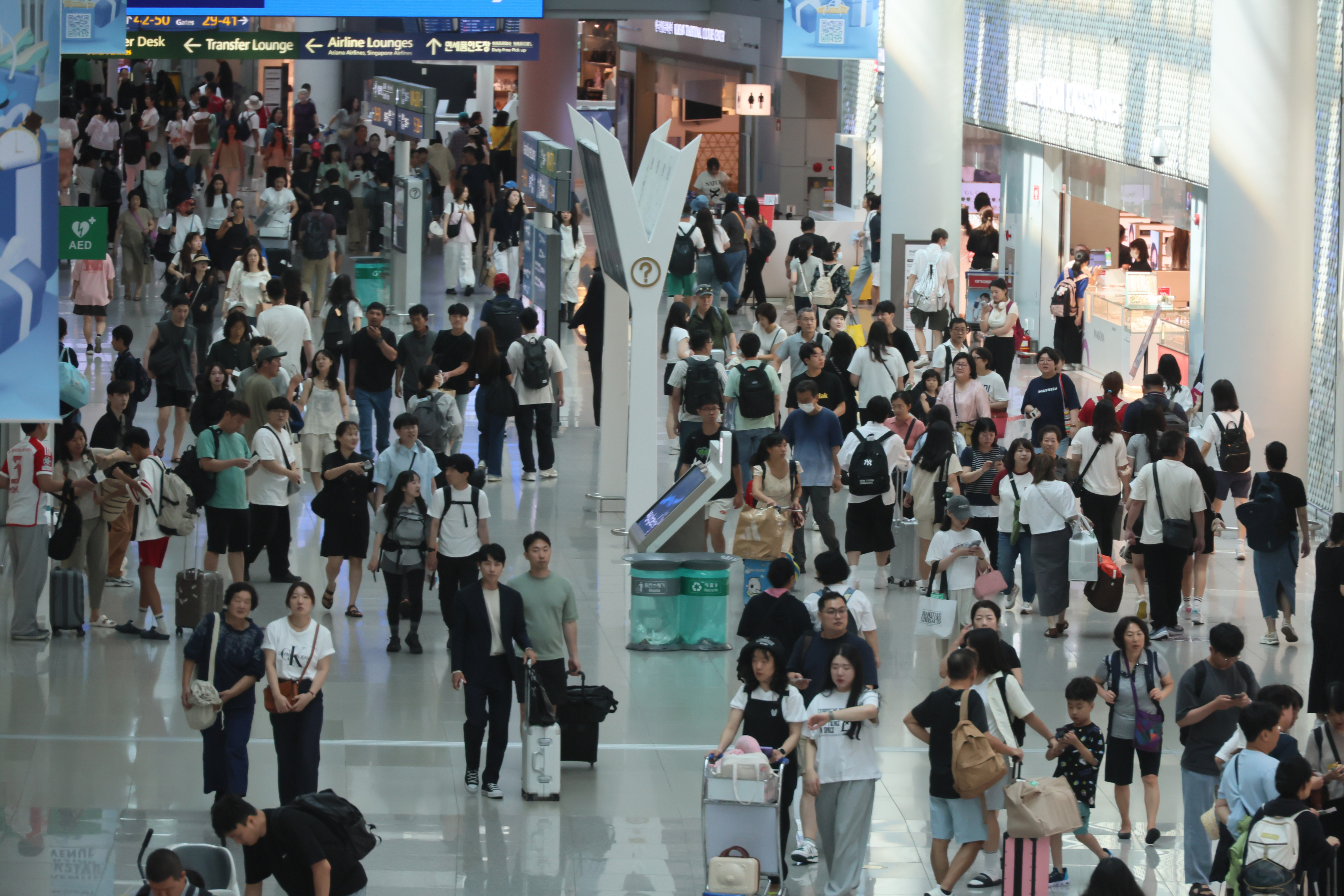 휴가철 여행객들로 붐비는 공항  지난 8월 인천국제공항 1터미널 면세구역이 휴가철을 맞아 해외로 떠나려는 여행객들로 붐비고 있다. 2024.8.4 연합뉴스