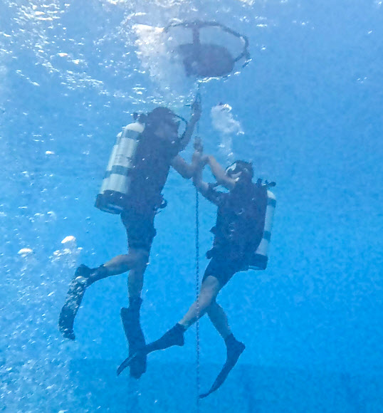 해군이 30일 열린 해난구조전대(SSU) 해난구조 기본과정 수료식에서 장교 9명, 부사관 24명, 병 31명 등 교육생 64명이 수료하고 심해잠수사가 됐다고 밝혔다. 이 가운데 대위 진급이 예정된 문희우 해군 중위는 여군 최초로 심해잠수사 휘장을 거머쥐었다. 사진은 문희우 해군 중위가 훈련기간 중 구조잠수훈련장에서 규정 상승, 하강속력을 준수해 잠수병을 예방하기 위한 상하잠수 훈련을 하는 모습. 2024.8.30  해군 제공