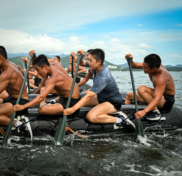해군이 30일 열린 해난구조전대(SSU) 해난구조 기본과정 수료식에서 장교 9명, 부사관 24명, 병 31명 등 교육생 64명이 수료하고 심해잠수사가 됐다고 밝혔다. 이 가운데 대위 진급이 예정된 문희우 해군 중위는 여군 최초로 심해잠수사 휘장을 거머쥐었다. 사진은 문희우 해군 중위가 훈련기간 중 고무보트(CRRC) 운용훈련을 받으며 노를 젓는 모습. 2024.8.30  해군 제공
