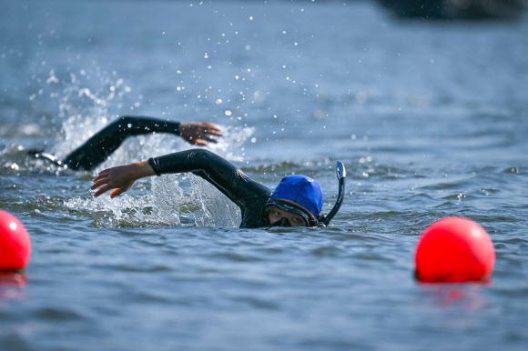 해군이 30일 열린 해난구조전대(SSU) 해난구조 기본과정 수료식에서 장교 9명, 부사관 24명, 병 31명 등 교육생 64명이 수료하고 심해잠수사가 됐다고 밝혔다. 이 가운데 대위 진급이 예정된 문희우 해군 중위는 여군 최초로 심해잠수사 휘장을 거머쥐었다. 사진은 문희우 해군 중위가 훈련기간 중 바다에서 핀/마스크 수영을 하는 모습. 2024.8.30  해군 제공